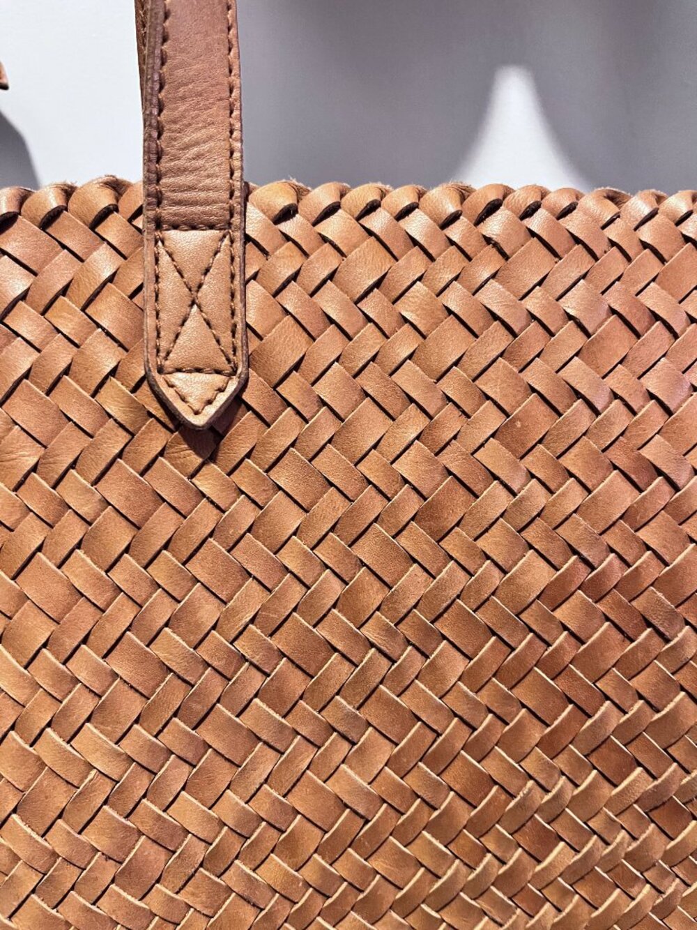 Madewell Medium Transport Tote in Woven Leather. - Picture 4 of 8